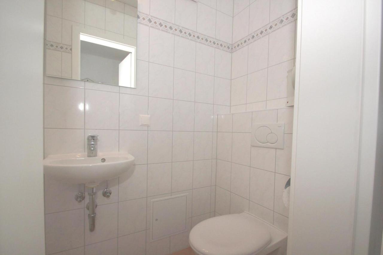 Hafennahe Ferienwohnung Mit Balkon Und Meerblick - Hafenhaeuser Wiek Wohnung 06 Wiek auf Rügen Exterior foto